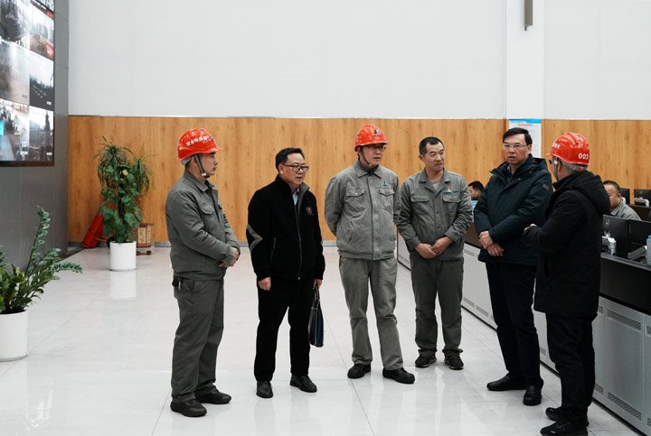 春节期间 yp街机_(中国)集团集团领导走访慰问坚守一线职工